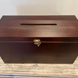 Card box with latch closure